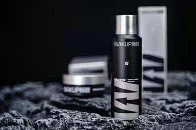 頭發如何保持干爽蓬松？暢醒噴霧發蠟給你答案